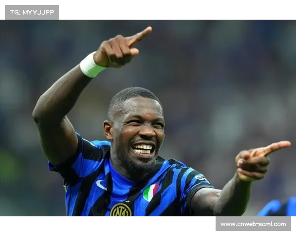 图拉姆97分钟破门后冲向北看台，国米球迷高呼英雄